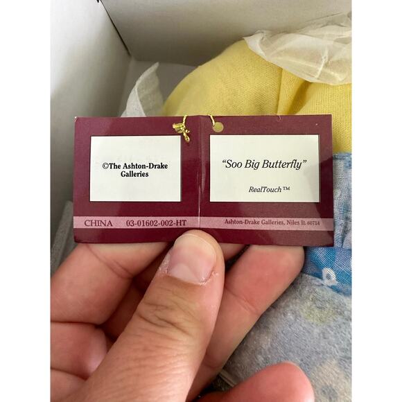 Ashton Drake 'Soo Big Butterfly' Original Issue Vinyl RealTouch Collectible Doll - Picture 3 of 9